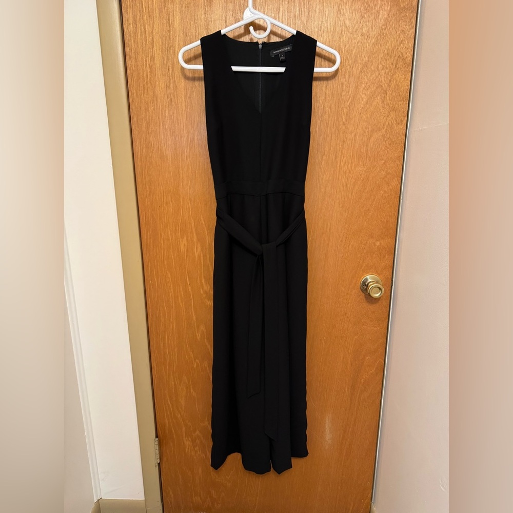 Sz 4 black Banana Republic v neck jumpsuit with cropped wide legs. NWOT🐸